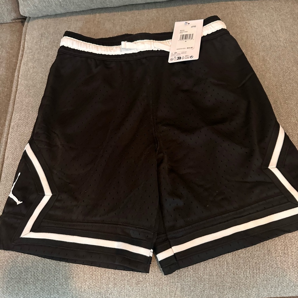 Nike kids Jordan Mesh Shorts

New- Size M